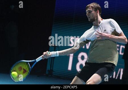 Singapur. Februar 2021, 27th. Alexander Bublik gibt den Ball während der Männer-Einzel-Halbfinalspiel zwischen Radu Albot aus Moldawien und Alexander Bublik aus Kasachstan bei der Singapore Tennis Open Turnier in Singapur am 27. Februar 2021. Kredit: Dann Chih Wey/Xinhua/Alamy Live Nachrichten Stockfoto