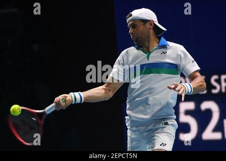 Singapur. Februar 2021, 27th. Radu Albot gibt den Ball während des Halbfinalmatches der Männer zwischen Radu Albot aus Moldawien und Alexander Bublik aus Kasachstan beim Singapore Tennis Open Turnier in Singapur am 27. Februar 2021 zurück. Kredit: Dann Chih Wey/Xinhua/Alamy Live Nachrichten Stockfoto