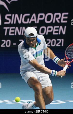 Singapur. Februar 2021, 27th. Radu Albot gibt den Ball während des Halbfinalmatches der Männer zwischen Radu Albot aus Moldawien und Alexander Bublik aus Kasachstan beim Singapore Tennis Open Turnier in Singapur am 27. Februar 2021 zurück. Kredit: Dann Chih Wey/Xinhua/Alamy Live Nachrichten Stockfoto