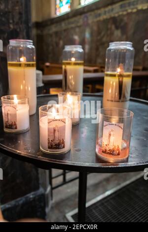 Andachtskerzen in der Kirche Notre Dame des Malades in Vichy Frankreich Stockfoto