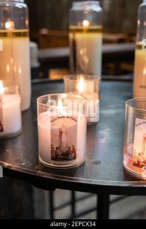 Andachtskerzen in der Kirche Notre Dame des Malades in Vichy Frankreich Stockfoto