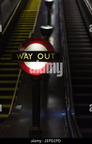 Ausweg-Schild an einer leeren St. John's Wood U-Bahnstation in London während der Sperre. Stockfoto