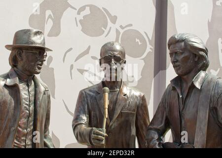 Redcliffe, Queensland, Australien - 27. Februar 2021: Bronzestatue der Bee Gees in ihrer Heimatstadt Redcliffe, Australien Stockfoto