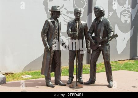 Redcliffe, Queensland, Australien - 27. Februar 2021: Bronzestatue der Bee Gees in ihrer Heimatstadt Redcliffe, Australien Stockfoto