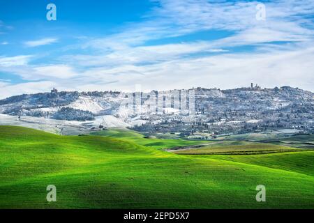 Volterra verschneite Stadt und sanfte Hügel im Winter. Pisa Provinz, Toskana, Italien, Europa. Stockfoto