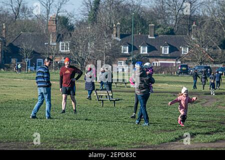 WIMBLEDON LONDON, GROSSBRITANNIEN 27. FEBRUAR 2021. Die warme Frühlingssonne bringt Menschenmassen an einem strahlend frischen Morgen auf Wimbledon Common während der dritten Sperre. Wetterprognosen haben für dieses Wochenende höhere Temperaturen und Sonnenschein im Südosten Englands vorhergesagt. Credit amer ghazzal/Alamy Live News Stockfoto