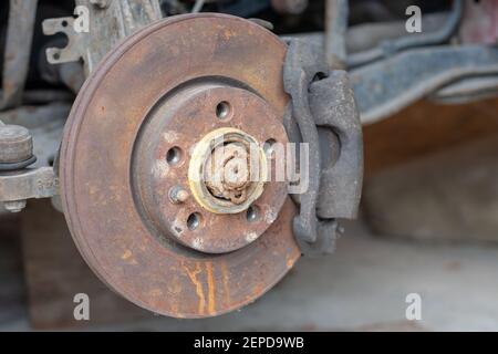 Alte Rostbremsscheibe Reparatur. Bremsen beim Transport prüfen. Stockfoto