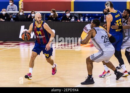 Nick Calathes vom FC Barcelona und Guerschon Yabusele von ASVEL während des EuroLeague-Basketballspiels der Turkish Airlines zwischen dem FC Barcelona und dem LDLC ASVEL Villeurbanne am 26. Februar 2021 im Palau Blaugrana in Barcelona, Spanien - Foto Javier Borrego / Spanien DPPI / DPPI / LiveMedia Stockfoto