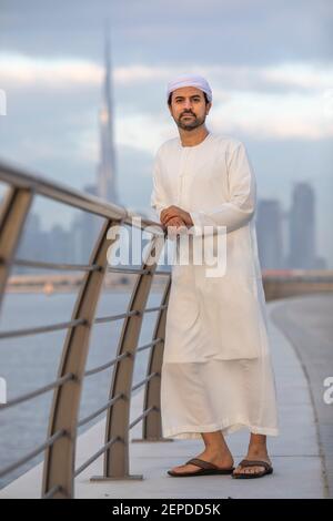 emirati man in Al Jaddaf Waterfront in Dubai mit Burj Khalifa im Hintergrund Stockfoto