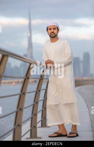 emirati man in Al Jaddaf Waterfront in Dubai mit Burj Khalifa im Hintergrund Stockfoto