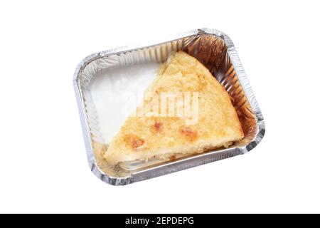 Scheibe Käsekuchen auf Folienbehälter isoliert auf weiß. Dessert Mittagessen Lieferung Konzept. Stockfoto