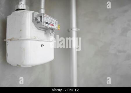 LUTSK, UKRAINE - 10. Dezember 2020: Neuer Gaszähler im neuen Privathaus, Zähler für die Verteilung von Inlandsgas. Stockfoto