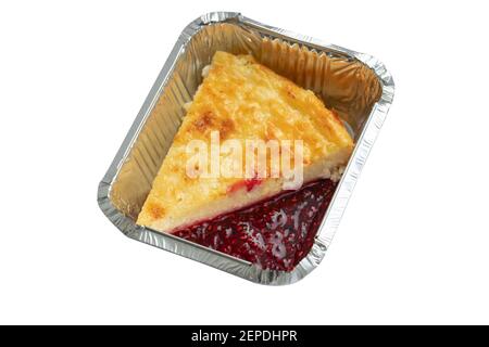 Scheibe Käsekuchen auf Folienbehälter isoliert auf weiß. Dessert Mittagessen Lieferung Konzept. Stockfoto