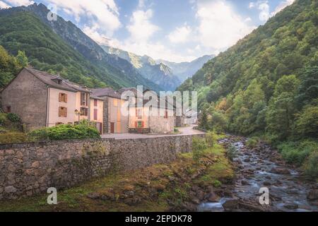 Das malerische französische Bergdorf Couflens in Salau der Midi-Pyrenäen im Südwesten Frankreichs. Stockfoto