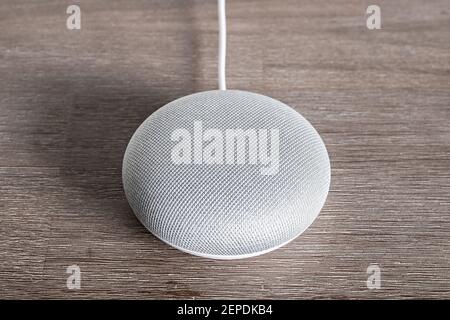 Smart Home Speaker Digital Assistant, Draufsicht Flat Lay View Stockfoto