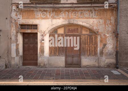Urbane Textur auf einer geschlossenen, verfallenden Bäckerei in der Altstadt von Carcassonne, Frankreich. Stockfoto