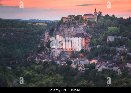 Farbenfrohe Sicht auf den Sonnenuntergang oder den Sonnenaufgang auf das französische mittelalterliche Dorf Rocamadour im Dordogne-Tal. Stockfoto