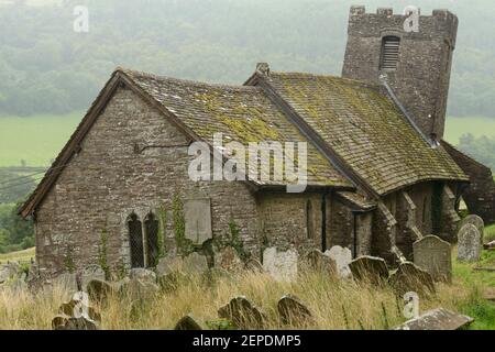 Die berühmte krumme Kirche in Cwmyoy in den Brecon Beacons, Wales. Stockfoto