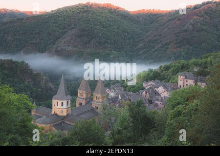 Blick auf den Hang des malerischen und charmanten mittelalterlichen französischen Dorf Conques, Aveyron, ein beliebtes Sommertouristenziel in der Region Okzitanien Stockfoto