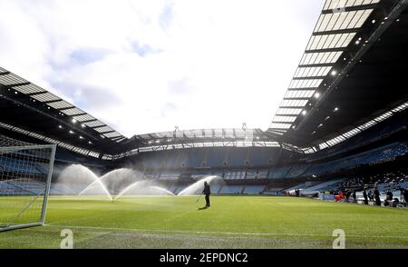 Head Groundsman Lee Jackson prüft das Spielfeld vor dem Premier League-Spiel im Etihad Stadium, Manchester. Bilddatum: Samstag, 27. Februar 2021. Stockfoto