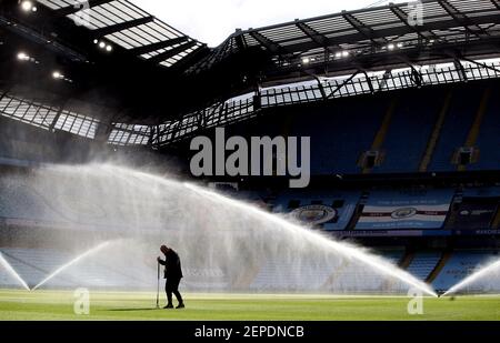 Head Groundsman Lee Jackson prüft das Spielfeld vor dem Premier League-Spiel im Etihad Stadium, Manchester. Bilddatum: Samstag, 27. Februar 2021. Stockfoto