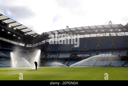 Head Groundsman Lee Jackson prüft das Spielfeld vor dem Premier League-Spiel im Etihad Stadium, Manchester. Bilddatum: Samstag, 27. Februar 2021. Stockfoto