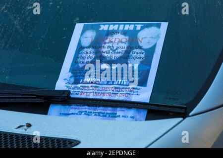 Bournemouth, Dorset, Großbritannien. 27th. Februar 2021. Covid denken Ende der Sperrungen auf Windschutzscheiben geparkter Autos auf einer Bournemouth Straße links. Quelle: Carolyn Jenkins/Alamy Live News Stockfoto