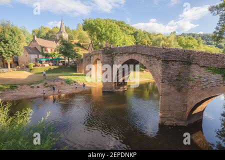 Alte Steinbrücke über den Fluss Aveyron an einem Sommertag in der malerischen und charmanten mittelalterlichen Französisch Dorf Belcastel, Frankreich Stockfoto
