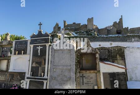 Montanchez, Spanien - 11th. Januar 2021: Schneebedeckter Friedhof Montanchez. Ausgezeichnet mit dem Preis für den besten Friedhof in Spains im Jahr 2015. Caceres, Extremadura, S Stockfoto