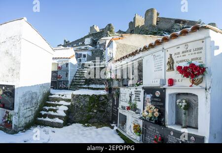 Montanchez, Spanien - 11th. Januar 2021: Schneebedeckter Friedhof Montanchez. Ausgezeichnet mit dem Preis für den besten Friedhof in Spains im Jahr 2015. Caceres, Extremadura, S Stockfoto