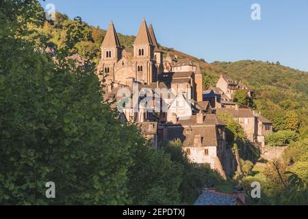 Das malerische und charmante mittelalterliche französische Dorf Conques, Aveyron und die Abteikirche Sainte-Foy, ein beliebtes Touristenziel im Sommer in der Occit Stockfoto