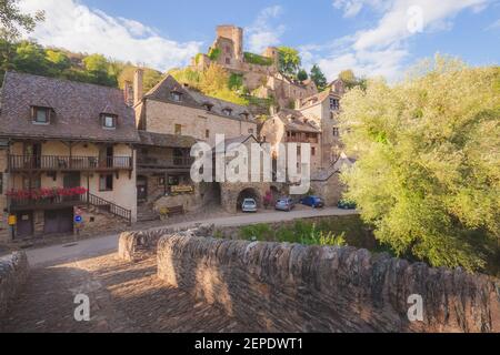 Das malerische und charmante mittelalterliche französische Dorf Belcastel, Aveyron an einem Sommertag in der Region Okzitanien von F Stockfoto