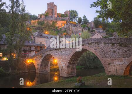 Das malerische und charmante mittelalterliche französische Dorf Belcastel, Aveyron an einem Sommerabend in der Region Okzitanien in Frankreich. Stockfoto
