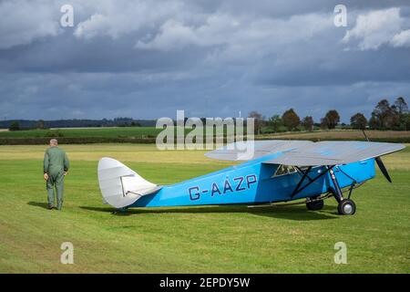 OLD WARDEN, BEDFORDSHIRE, Großbritannien, Oktober 6, 2019. De Havilland DH.80 Eine Puss Moth Flugzeuge G-AAZP. Renntag um Shuttleworth Stockfoto