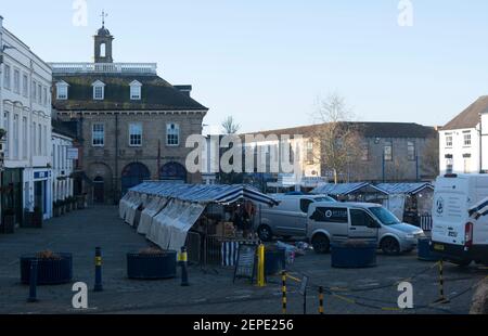 Der Samstagsmarkt in Market Place während der 2021 Covid-19 Sperre, am frühen Morgen, Warwick, Warwickshire, England, VEREINIGTES KÖNIGREICH Stockfoto