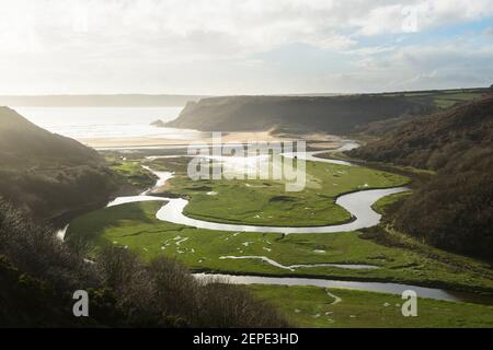 Blick über die Three Cliffs Bay vom Pennard Castle auf der Gower Peninsula, Wales. Stockfoto