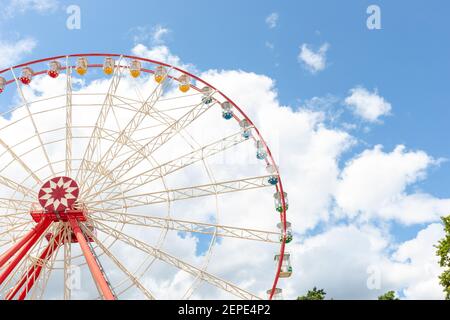 Riesige schöne Riesenrad im Freizeitpark am blauen Himmel mit Wolken Hintergrund.Copy Raum. Festliche und Freizeit Stimmung Stockfoto