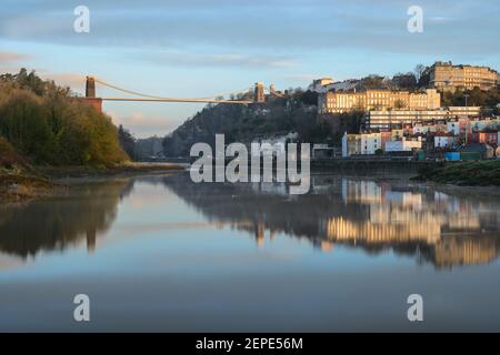 Die Clifton Suspension Bridge in Bristol spiegelt sich bei Flut im ruhigen Wasser des Avon wider. Stockfoto