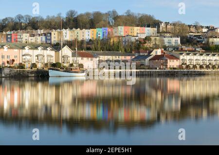 Farbenfrohe Häuser in Clifton Wood, Bristol, spiegeln sich im Wasser des nahegelegenen Hafens wider. Stockfoto