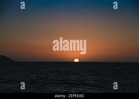 © lizenziert für Andrew Chittock 27/02/2021 Sun Set aberaeron Süden Beach West wales großbritannien Stockfoto