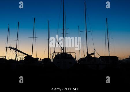 © lizenziert an Andrew Chittock 27/02/2021 Boote bei Sonnenuntergang south Beach Parkplatz aberaeron West wales silorwet in der Winter Stockfoto