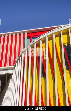 Helle Farben der modernen Architektur vor einem blauen Himmel in Groningen, Niederlande Stockfoto