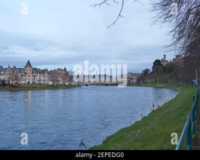 Fahren Sie entlang des Flusses Ness in Richtung Young Street in Inverness. Blick nach Norden in Inverness entlang des Flusses von Ness Bank. Das Schloss auf der rechten Seite. Stockfoto