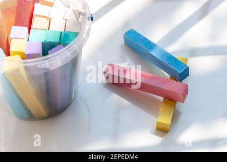 Farbkreide an Kunststoffbehälter auf dem hellen Hintergrund. Zurück zur Schule Konzept Stockfoto