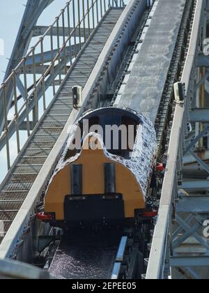 Leere Holzkutsche Nummer 10 auf der Log Flume Ride Pleasure Beach Great Yarmouth. Eine leere Wagennummer 10 Stockfoto