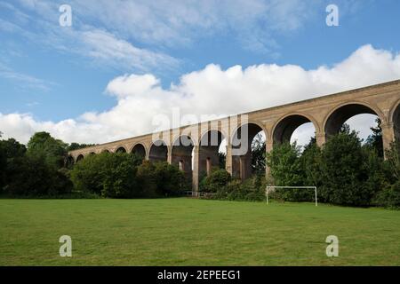 Chappel Viaduct, Essex, England. Chappel Viaduct Eisenbahnbrücke über den Fluss Colne in Colne Valley, Essex, England ländliche Landschaft an sonnigen Tag. Stockfoto