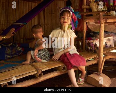 Ein kleines Mädchen aus Karen oder Long Neck Stamm spielen Mit ihrer jüngeren Schwester Stockfoto