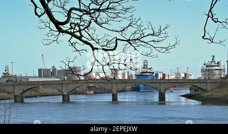 Victoria Bridge nach Osten zum Hafen von Aberdeen Stockfoto