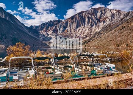 Boote am Convict Lake, Laurel Mountain in der Ferne, Eastern Sierra Nevada, Kalifornien, USA Stockfoto