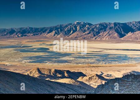 Owens Lake und die Berge der östlichen Sierra Nevada, gesehen über das Owens Valley von der Cerro Gordo Road in den Inyo Mountains bei Sonnenaufgang, Kalifornien, USA Stockfoto